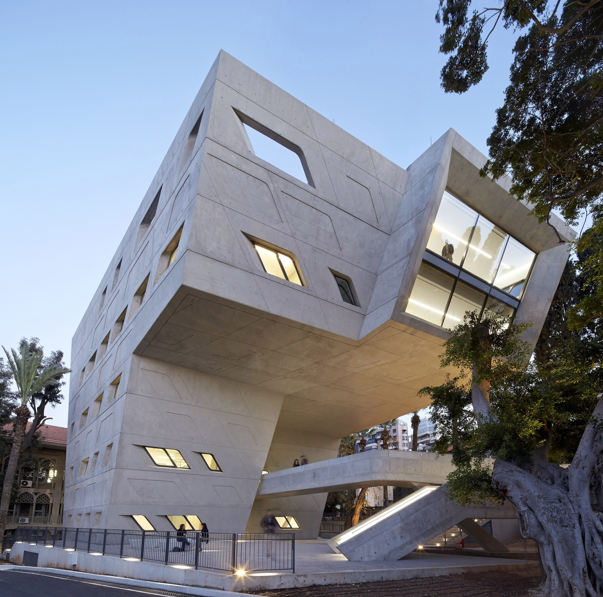 AUBMC - Issam Fares Library